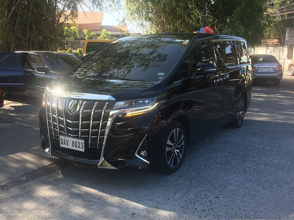 Sewa Toyota Alphard Transformers di Batam