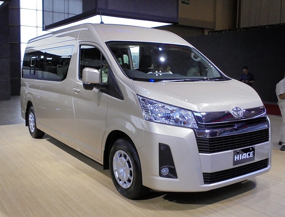 Sewa Toyota Hiace Premio Luxury di Sabang